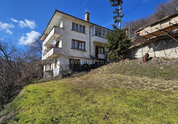 6917 3-этажный дом в горах, с. Стърница, обл. Смолян, Болгария!