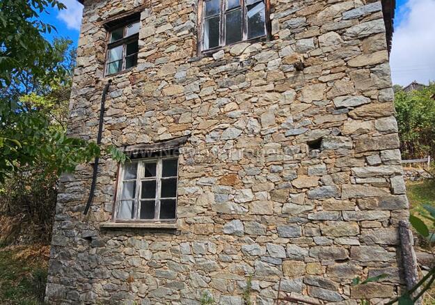 7048 2-этажный дом в горах, с.Стърница, обл. Смолян, Болгария!
